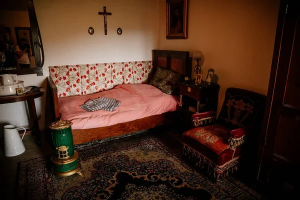 Radun kalesinin içi, Neo-Classical şato, yatak odası, tek yatak odası, fotoğraflı komodin, yumuşak kadife işlemeli koltuk, yerde halı ve mini soba, Çek Cumhuriyeti, Temmuz 06, 2018