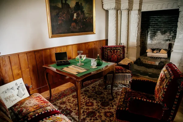 Radun城堡内部 新古典主义城堡 桌子与绿布 眼镜和瓶子 大型石头壁炉 天鹅绒绣花扶手椅和留声机 捷克共和国 2018年7月6日 — 图库照片