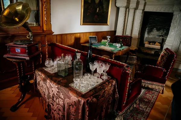 Radun şatosu, Neo-Klasik şato, kütüphane ve kitaplıklar, masa örtüsü, bardak ve şişeler, büyük taş şömine, koltuklar ve gramofon, Çek Cumhuriyeti, Temmuz 06, 2018