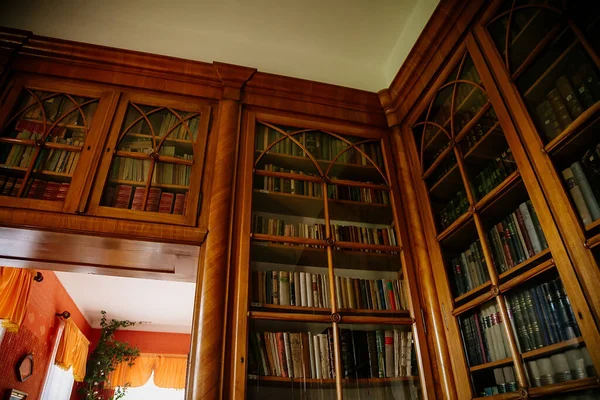 Radun kalesinin iç mimarisi, Neo-Classical şato, kütüphane ve kitaplıklar, barok ve rokoko oymalı ahşap mobilyalar, Çek Cumhuriyeti, 06 Temmuz 2018