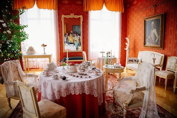 Radun şatosu, Neo-Klasik şato, kırmızı çay salonu, barok ve rokoko oymalı beyaz mobilya, çay, şeker ve porselen için masa örtüsü seti, Çek Cumhuriyeti, Temmuz 06, 2018