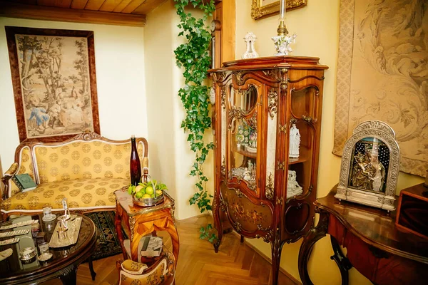 Radun kalesinin iç mimarisi, Neo-Klasik şato, sarı kütüphane, barok ve rokoko oyulmuş ahşap mobilyalar, koltuklar, iskambil kağıtları, gümüş kaplar ve kitaplarla dolu masa, Çek Cumhuriyeti, 06 Temmuz 2018