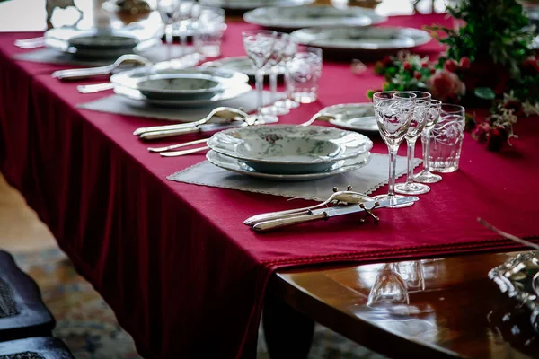 Radun kalesinin iç mimarisi, Neo-Classical şato, yemek odası, barok ve rokoko oyulmuş beyaz mobilyalar, yemek için masa örtüsü, porselen ve gümüş takımlar, Çek Cumhuriyeti, 06 Temmuz 2018