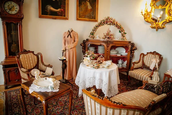 Radun Şatosu, Neo Klasik Şatosu, Hanımlar Salonu, Barok oyulmuş mobilyalar, koltuklar, çay, kurabiye, çiçek süslemeleri için masa örtüsü, Çek Cumhuriyeti, Temmuz 06, 2018