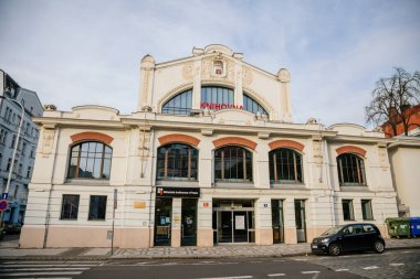 Smichov bölgesindeki Smichov Market 'in yeni sanat binası güneşli bir sonbahar gününde, Prag Belediye Kütüphanesi, Çek Cumhuriyeti, 15 Kasım 2020