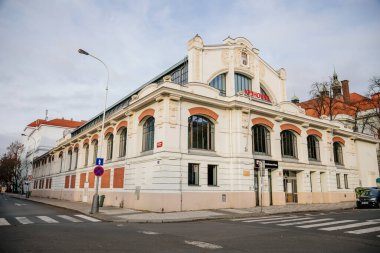 Smichov bölgesindeki Smichov Market 'in yeni sanat binası güneşli bir sonbahar gününde, Prag Belediye Kütüphanesi, Çek Cumhuriyeti, 15 Kasım 2020