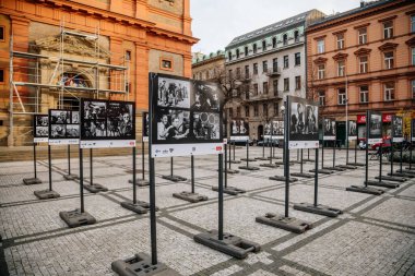 Güneşli bir sonbahar günü, Prag, Çek Cumhuriyeti 'nin Smichov ilçesinde Saint Wenceslas Kilisesi (Saint Vaclav) önünde fotoğraf sergisi, 15 Kasım 2020