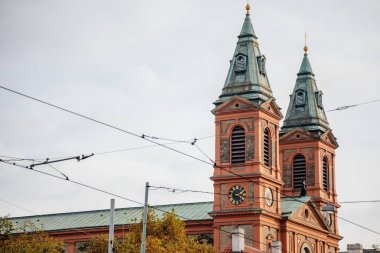 Smichov ilçesindeki Saint Wenceslas Kilisesi (Saint Vaclav) cephesi, neo-rönesans tarzında iki kulesi olan üç koridorlu saf kırmızı bazilika, Prag, Çek Cumhuriyeti, 15 Kasım 2020