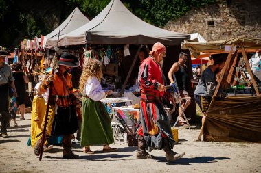 Pernstejn Malikanesi, ortaçağ panayırı, cellat ve muhafız, tarihi kostümlü adamlar, yeniden yapılanma, Çek Cumhuriyeti, Pernstejn Şatosu 'nda ortaçağ eğlencesi, 07 Temmuz 2018