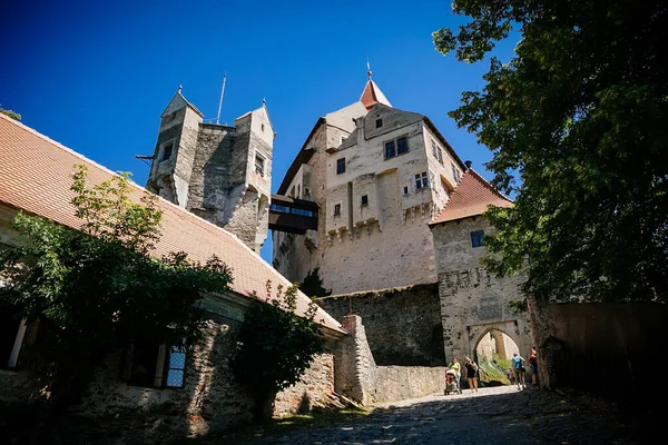 Gótico Imponente Castelo Histórico Pernstejn Dia Ensolarado Verão Fortaleza Rocha — Fotografia de Stock