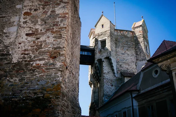 Gotycki Imponujący Zabytkowy Zamek Pernstejn Słoneczny Letni Dzień Twierdza Skale — Zdjęcie stockowe