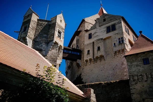 Gótico Imponente Castelo Histórico Pernstejn Dia Ensolarado Verão Fortaleza Rocha — Fotografia de Stock