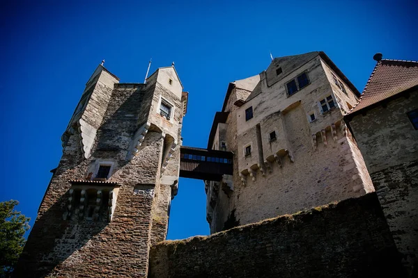 在阳光灿烂的夏日 哥特式城堡在位于捷克共和国南摩拉维亚地区Nedvedice村上方岩石上的要塞 在伯恩斯坦建造历史城堡 2018年7月7日 — 图库照片