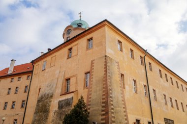 River Labe 'deki Podebrady Kalesi, iç avlu, saat kulesi, tarihi spa kasabası, Podebrady, Merkez Bohemya, Çek Cumhuriyeti, 28 Kasım 2020