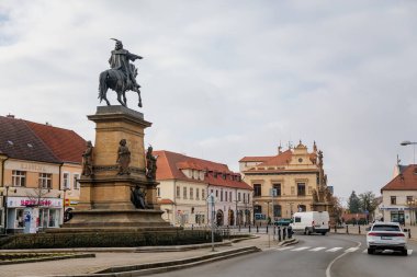 Podebrady Kralı George 'un ana meydanı, binicilik heykeli ve Marian veya Veba sütunuyla, Jiri z Podebrad, tarihi spa kasabası, Podebrady, Merkez Bohemya, Çek Cumhuriyeti, 28 Kasım 2020