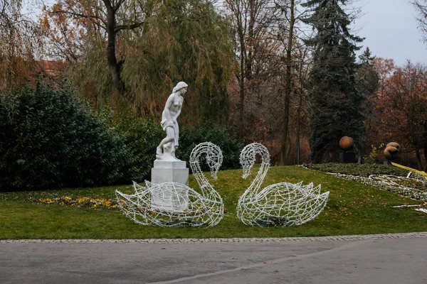 Kolonada Gata Dekorerad Med Vacker Park Ena Sidan Staty Kvinna — Stockfoto