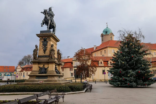 Rynek Główny Króla Jerzego Podebrad Posągiem Zamkiem Jeździeckim Jiri Podebrad — Zdjęcie stockowe