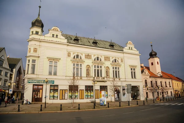 公民银行或Obcanska Zalozna Main Square King George Podebrady New Renrenaissance Building — 图库照片