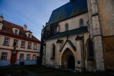 Ortaçağ kraliyet kasabasının eski tarihi merkezinde çan kuleleri olan Gotik Saint Gothard Kilisesi güneşli kış gününde Slany, Merkez Bohemya, Çek Cumhuriyeti, 27 Aralık 2020 