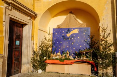 Ortaçağ 'ın tarihi merkezi Slany' deki Kutsal Üçleme Manastırı yakınlarındaki sarı barok kilisesi, Noel Doğumu sahnesi, Orta Bohemya, Çek Cumhuriyeti, 27 Aralık 2020 