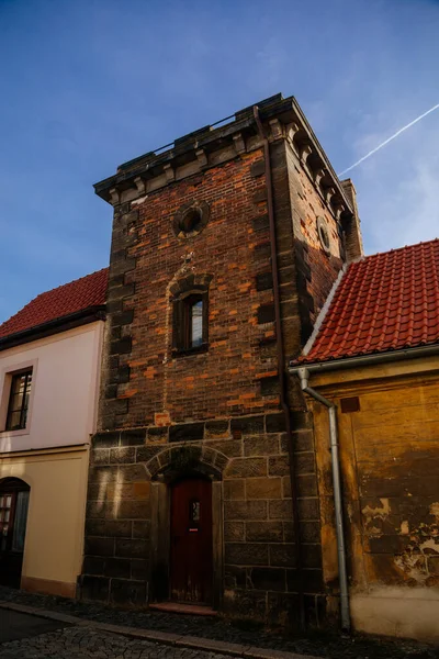 2020年12月27日 捷克共和国波希米亚市中心 中世纪城市斯莱尼 一座有石塔的黄色复兴房屋 在古老的历史中心 有五彩斑斓建筑的狭窄风景如画的街道 — 图库照片