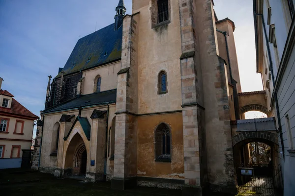 中世の王室の町の古い歴史的中心部に鐘楼と聖ゴシック教会日当たりの良い冬の日にスラニー 中央ボヘミア チェコ共和国 12月27 2020 — ストック写真