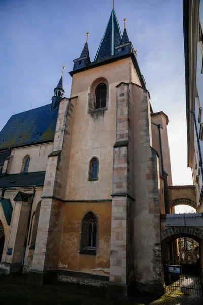 Готична Церква Святого Готарда Дзвіничними Вежами Старовинному Історичному Центрі Середньовічного — стокове фото