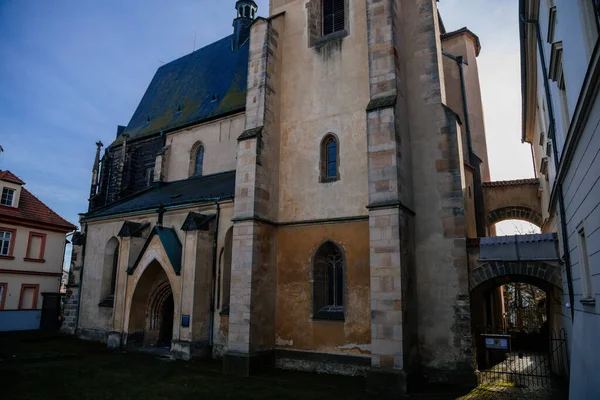 Gotický Kostel Gotharda Zvonicemi Starém Historickém Centru Středověkého Královského Města — Stock fotografie