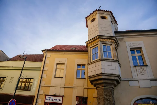 中世都市の古い歴史的中心部にカラフルな建物と狭い絵のような通りスロニー ルネッサンスとバロック様式の家 中央ボヘミア チェコ共和国 2020年12月27日 — ストック写真