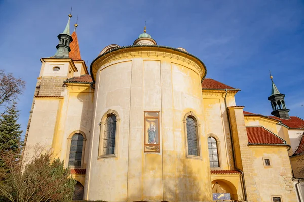 Gul Barockkyrka Den Heliga Treenigheten Nära Discalced Carmelite Kloster Gamla — Stockfoto