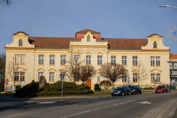 Sárga Neoreneszánsz Ház Napsütésben Középiskola Középkori Város Történelmi Központjában Slany — Stock Fotó