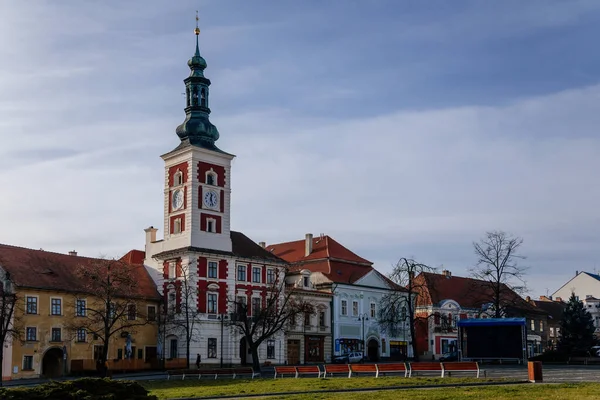 歴史的な中世の王室の町のメインMasaryk広場に時計塔と旧市庁舎日当たりの良い冬の日 中央ボヘミア チェコ共和国 2020年12月27日 — ストック写真