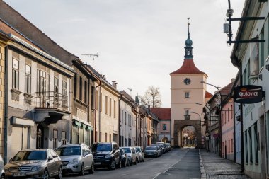 Prag Kapısı 'nın gotik kulesi, güneşli kış gününde inşa edilen kasaba tahkimatları, tarihi ortaçağ şehri Velvary, Orta Bohemya, Çek Cumhuriyeti, 27 Aralık 2020