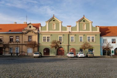 Ortaçağ 'ın eski kenti Velvary' de, 27 Aralık 2020 'de Çek Cumhuriyeti' nin merkezi Bohemya 'da renkli rönesans binaları bulunan dar bir sokak.