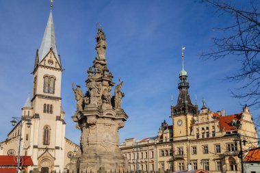 Bakire Meryem Varsayımı Kilisesi, belediye binası ve Marian sütunu, Kladno 'daki Namesti Starosty Pavla Meydanı' ndaki Noel pazarı, Merkez Bohemya, Çek Cumhuriyeti, 27 Aralık 2020