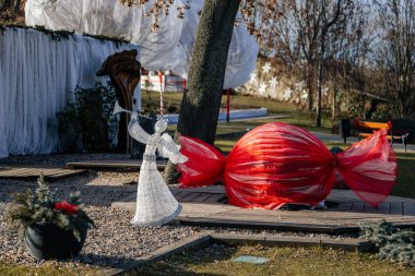 Kış güneşli bir günde Barok Kalesi Parkı 'nda Noel süsleri, melek, çelenkler ve kurdeleler. Tarihi şehir merkezi Kladno, Merkez Bohemya, Çek Cumhuriyeti, 27 Aralık 2020