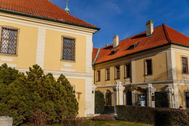 Saat kulesi olan barok şatosu, kış güneşli bir günde Noel süslemeleri olan kale ve kasaba galerisi, ortaçağ şehri Kladno, Orta Bohemya, Çek Cumhuriyeti, 27 Aralık 2020