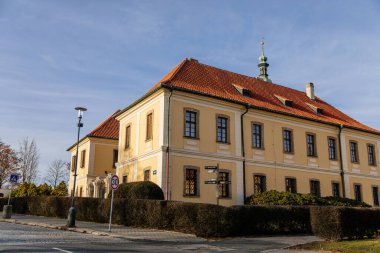 Saat kulesi olan barok şatosu, kış güneşli bir günde Noel süslemeleri olan kale ve kasaba galerisi, ortaçağ şehri Kladno, Orta Bohemya, Çek Cumhuriyeti, 27 Aralık 2020