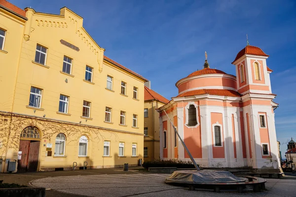 Barockkapell Saint Florian Och Fontän Med Solur Smal Pittoresk Gata — Stockfoto