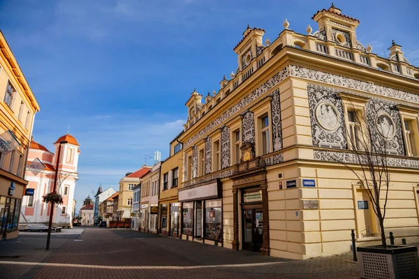 Eski eczanenin Neo-Rönesans binası. Güneşli bir günde Kladno 'da sgraffito ile süslenmiş duvar resmi, Narrow picturesque caddesi, Central Bohemia, Çek Cumhuriyeti, 27 Aralık 2020