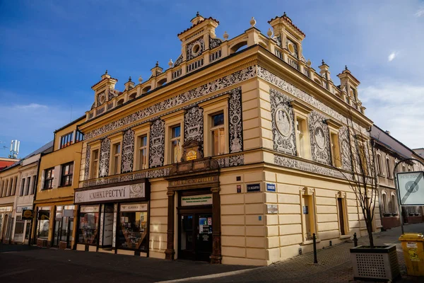Eski eczanenin Neo-Rönesans binası. Güneşli bir günde Kladno 'da sgraffito ile süslenmiş duvar resmi, Narrow picturesque caddesi, Central Bohemia, Çek Cumhuriyeti, 27 Aralık 2020