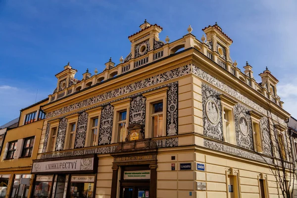 Eski eczanenin Neo-Rönesans binası. Güneşli bir günde Kladno 'da sgraffito ile süslenmiş duvar resmi, Narrow picturesque caddesi, Central Bohemia, Çek Cumhuriyeti, 27 Aralık 2020