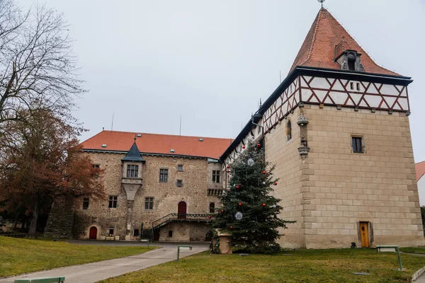 Befestigte Mittelalterliche Festung Gotische Wasserburg Romantischen Stil Nationales Kulturdenkmal Mit — Stockfoto