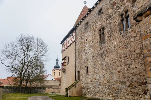 Ufortyfikowana Średniowieczna Twierdza Moated Gotycki Zamek Stylu Romantycznym Narodowy Zabytek — Zdjęcie stockowe