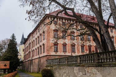Fransız stil parkı ve bahçesi olan Libochovice Kalesi, Kış günü romantik barok şatosu, Litomerice bölgesi, Bohemya, Çek Cumhuriyeti, 19 Aralık 2020