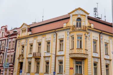 Wenceslas Meydanı 'ndaki sarı neo-rönesans evi, tarihi binaları olan Dar resim caddesi, Lovosice, Çek Cumhuriyeti, 19 Aralık 2020