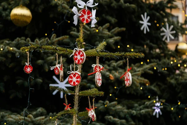 Ręcznie Robione Zabawki Dekoracji Choinki Gwiazdka Zielonych Gałęziach Zewnątrz Zabawka — Zdjęcie stockowe