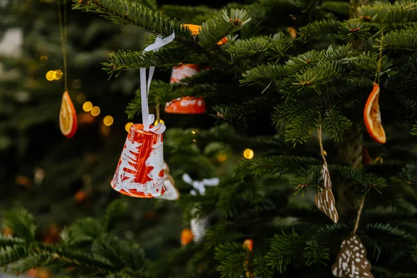 Ručně Vyráběné Hračky Pro Dekoraci Vánočních Stromků Hvězdička Zelených Větvích — Stock fotografie