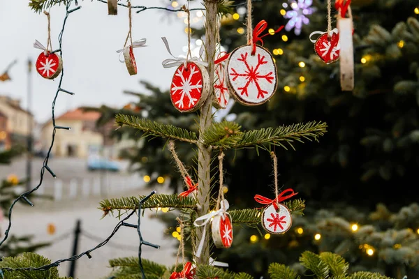 Kézzel Készített Játékok Karácsonyfa Dekoráció Egy Csillag Zöld Ágak Szabadban — Stock Fotó
