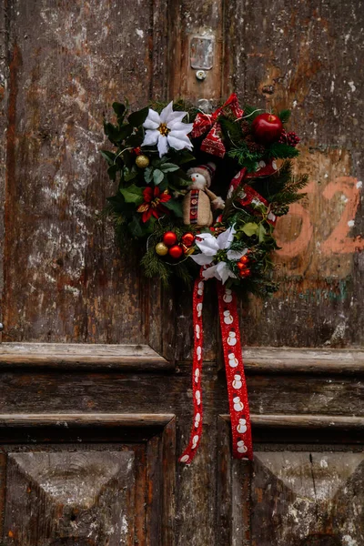 Vista Frontal Uma Coroa Natal Tradicional Feita Ramos Perenes Folhas — Fotografia de Stock